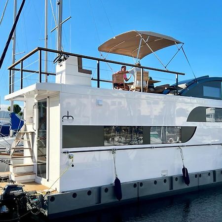 Casa Flotante En El Puerto De Vigo - Different Charter Hotel Ngoại thất bức ảnh