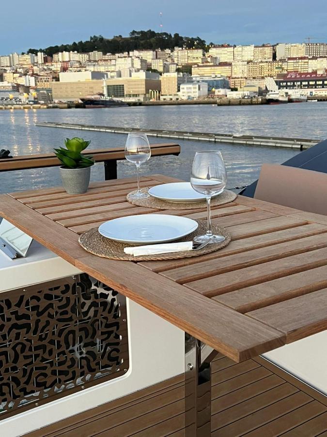 Casa Flotante En El Puerto De Vigo - Different Charter Hotel Ngoại thất bức ảnh