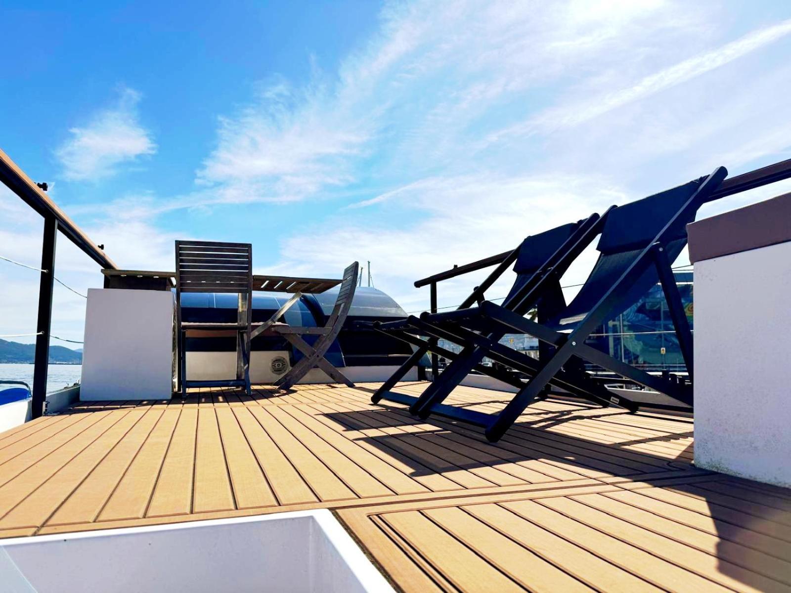 Casa Flotante En El Puerto De Vigo - Different Charter Hotel Ngoại thất bức ảnh